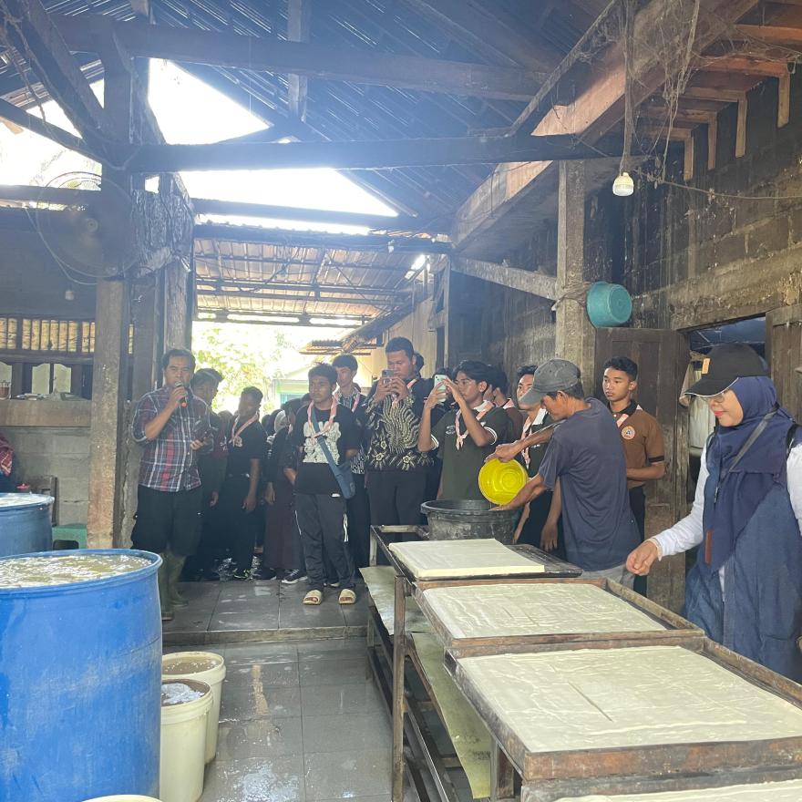 PESERTA KEMAH KWARCAB KULON PROGO KUNJUNGI INDUSTRI TAHU PAK PONIRIN (WONOBROTO, TUKSONO)